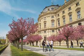 Nachdem den fürstbischöfen von würzburg die räumlichkeiten der marienburg zu eng und zu wenig prunkvoll geworden waren, begann johann philipp franz von. Wurzburger Residenz Und Hofgarten Unesco Welterbestatten Deutschland E V