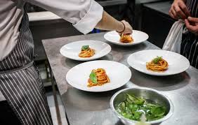 Nei contesti classici prediligi piatti nelle tonalità del bianco e del blu su sfondo beige o crema. Eleganza In Tavola Impiattare La Pasta Come Gli Chef In Poche Mosse Welovepasta