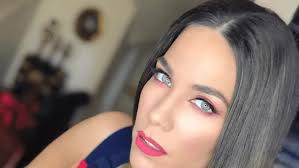 Γεννήθηκε στις 16 απριλίου 1985 στη θεσσαλονίκη όπου και μεγάλωσε. Katerina Stikoydh H Apanthsh Se Osoys Sxoliazoyn Ta Kila Celebrities Eidhseis