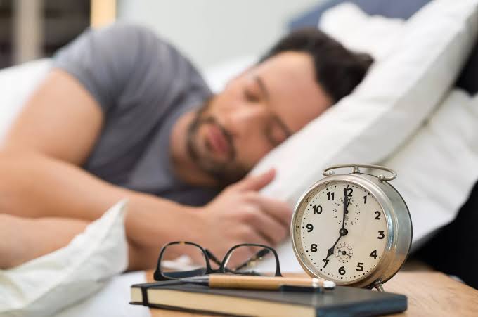 Hombre durmiendo bien