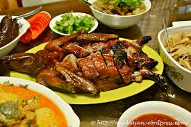 Goh eng seng menghias yee sang berbentuk lembu yang merupakan zodiak perayaan tahun baru cina kali ini ketika tinjauan lensa malaysia gazette di sri kembangan, selangor. Chinese New Year S Eve Dinner Anakjajan Com