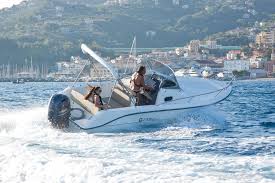 Le barche capelli si distinguono per la qualità dei materiali 100% made in italy e per l'eleganza delle linee. Boats Division Cantieri Capelli