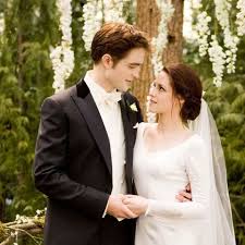 Vampirul si muritoarea par sa se bucure acum de o casatorie aparent linistita, dar nu pentru mult timp, fericirea lor fiind din nou spulberata de tradari si pericole. The Twilight Saga Breaking Dawn Part 1 Saga Amurg Zori De Zi Partea I 2011 Film Cinemagia Ro