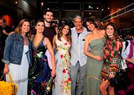 5,618 likes · 10 talking about this. Fatima Bernardes Posa Com William Bonner A Mulher E Filhos Apos Espetaculo Quem Quem News