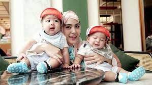 Q&a pengalaman hamil kembar saya yang niat awal utk membuat video ini adalah utk berbagi cerita mengenai apa saja yang saya rasakan selama kehamilan kembar. Kenangan Manis April Jasmine Saat Mengandung Anak Kembar