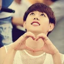 Alee Vang's Instagram, Twitter & Facebook