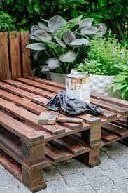 Pallet outdoor daybed (via shelterness) 5 of 10. Diy Outdoor Daybed Aus Alten Paletten Terrassen Makeover