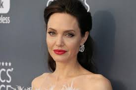 Ci fu un tempo in cui angelina jolie sfoggiava i capelli corti di colore bianco ghiaccio. Angelina Jolie Spyit