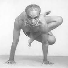 Precision and perfection are the key words in iyengar yoga. Was Ist Iyengar Yoga Asanayoga De