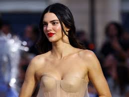 Elon Musks daughter nude model body positive artElon Musks daughter-nude model-empowering nude art project