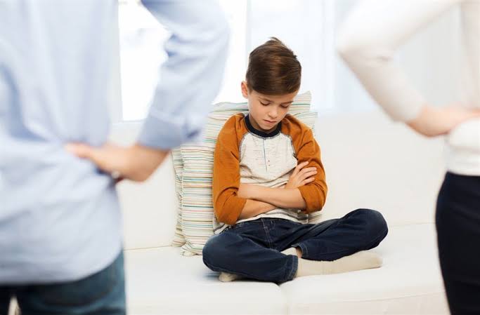 أخطاء تجعل المراهق يبتعد عن عائلته