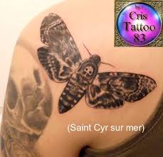 (prix, douleur et durée de la séance de tatouage). Tatouage Papillon Sphinx Cristattoo83