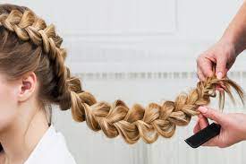 La coda alta è molto versatile e semplice da realizzare, perfetta sia per capelli lisci che mossi, che rende ancora di più sui capelli medi o lunghi. Acconciature Capelli Lunghi Idee Facili E Veloci