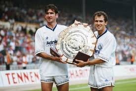 كل مايخص نادي ليدز يونايتد. ÙƒØ§Ù†ØªÙˆÙ†Ø§ ÙˆØ£Ø³Ø·ÙˆØ±Ø© Ù„ÙŠÙØ±Ø¨ÙˆÙ„ Ø¨ÙŠÙ† Ù†Ø¬ÙˆÙ… Ø£Ø¨Ø¯Ø¹ÙˆØ§ Ø¨Ù‚Ù…ÙŠØµ Ù„ÙŠØ¯Ø² ÙŠÙ„Ø§ÙƒÙˆØ±Ø©