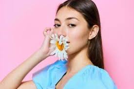 robe femme bleu studio journée fleur valentines camomille mode sourire rose  Jeune 25715145 Photo de stock chez Vecteezy