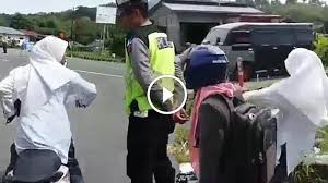 Check spelling or type a new query. Miris Siswi Berjilbab Ini Tendang Helm Dan Maki Maki Polisi Saat Ditilang Lihat Viedonya Tribunnews Com Mobile