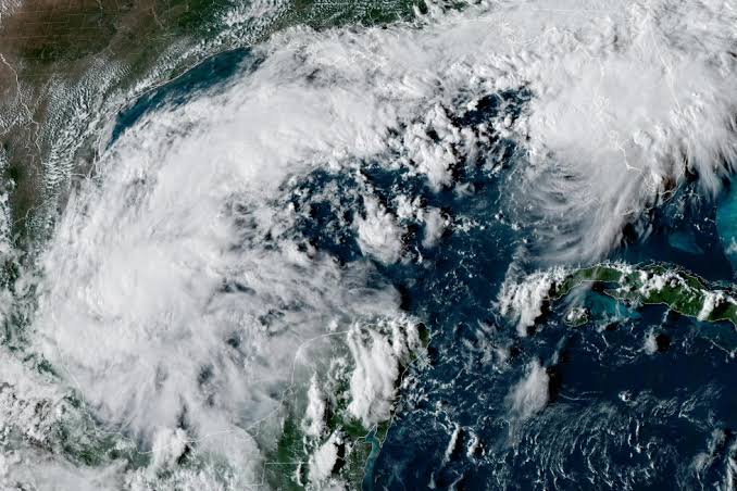 Isaías pierde fuerza, pero mantiene amenaza de inundaciones y tornados en Estados Unidos http://dlvr.it/TVsDqH #NDigital
