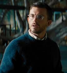 Bebé despierta nuevas fotos de Jonathan Bailey (y sus gafas perfectas) en  Jurassic World Rebirth acaban de caer 😮 💨