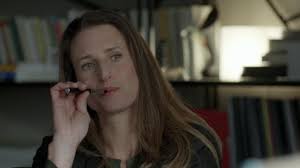The electronic cigarette Andrea Martel (Camille Cottin) in Ten per Cent  S01E03