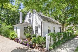 Completed in 2010 in east hampton, united states. Updates East Hampton Barn Arc House And More Behind The Hedges