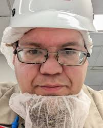 New job packing pet food and decorating work gear