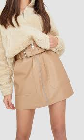 Cálzate unas botas altas y añádele a tu look un chubasquero para darle el aire de 'rainy day'. Stradivarius Lanza Una Falda Efecto Cuero En Beige