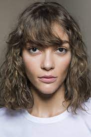 Quelle Coupe De Cheveux Pour Mon Visage Long Cheveux Courts Visage Long Coupe De Cheveux Coupe Visage Long