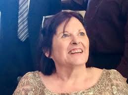 Can someone edit this photo to remove people?