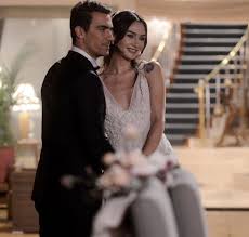 His maternal family members are from thessaloniki, greece. Siyah Beyaz Ask 2017