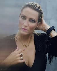 LUCIE SUE rejoint FURIES