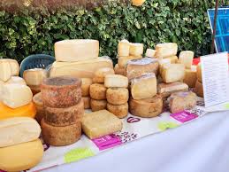 Kasestand Auf Dem Markt In San Pantaleo C Vivamundo Reisen Food Dairy Cheese