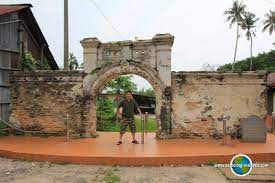 Penduduk kampung di persisir pantai kota kuala muda, kedah pagi tadi dikejutkan dengan bunyi gegaran kuat, diikuti siren. Kota Kuala Muda Medieval Gate
