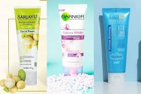 Cara menghilangkan flek hitam di wajah pria. 5 Face Wash Untuk Menyamarkan Noda Hitam Mulai Dari Rp14 Ribuan Lho