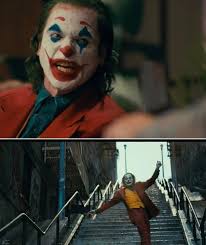 Sigo intentando descifrar si la escena del Murray Franklin Show o la del  baile en la escalera fue cuando Arthur realmente se convirtió en el Joker.  Toda la película está tan bien