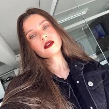 Danielle Reis's Instagram, Twitter & Facebook