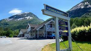 Stardalen mannskor, dirigent trygve apalset, konferansier steinar sægrov, sopransolist synnøve nordvik, håvard nordvik (trompet og flygelhorn),øyvind lyslo (gitar), arne søholt (tangentar og trekkspel), jørn moen (trommer og perkusjon), torgeir apalset (elgitar og mandolin), geir søreide. Sommercafe In Stardalen Cafes Diner Skei I Jolster Norway