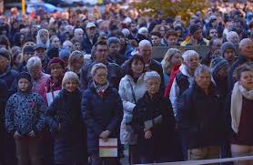 The idea for the driveway dawn service came from two former townsville defence force personnel a pre dawn fog hangs over the mcgill family home in moondara street amaroo in canberra, the mcgill. Big Crowd At Dawn Service In Dunedin Otago Daily Times Online News