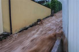 In lörrach hat ein heftiges gewitter für überschwemmungen gesorgt. Uberschwemmungen Und Hagel Im Sudwesten