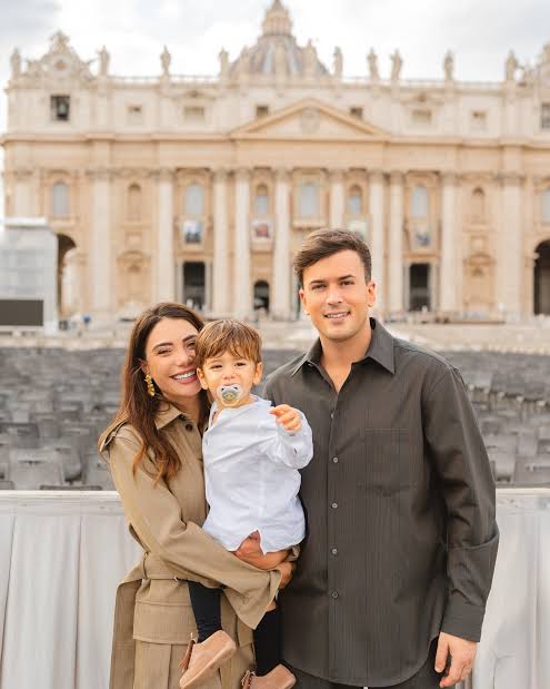 David Carreira e Carolina Carvalho escolhem data relacionada com Sara  Carreira para batizar filho no Vaticano