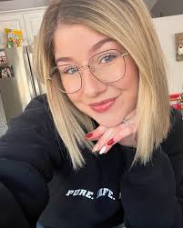 Taylor Baer's Instagram, Twitter & Facebook