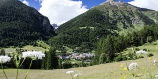 Follow us now, before we become massive! 87 Via Engiadina Etappe 7 Lavin Guarda Bergwanderrouten Graubunden Erleben