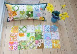Anschließend werden die blöcke nach belieben gedreht und gewendet, je nachdem wo bügelt die nähte entweder auseinander oder immer zu einer seite. Diynstag Anleitung Fur Ein Patchwork Kissen Von Frauleinotten Solebich De