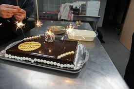 Gateaux D Anniversaire Chic Trianon Avec Un Glacage Miroir Au Chocolat Noir Avec Paillettes Integrees Glacage Miroir Chocolat Miroir Chocolat Chocolat Noir
