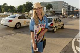Er will doch nur spielen. Rolling Stones In Stuttgart Die First Lady Der Stones Mit Dem First Dog Stuttgart Stuttgarter Nachrichten