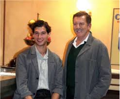 Aria da 'bad guy', bello da mozzare il fiato, gentile, dolce e farebbe di tutto per difendere le persone alle quali vuole bene. Il Paradiso Delle Signore 4 Giancarlo Commare Pietro Genuardi Ascolti Tv Blog