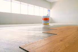 Schließlich ist laminat einfacher zu verlegen als massivholzdielen, so dass bodenleger es oft dem holz vorziehen. Laminat Verlegen Wo Wird Am Besten Angefangen
