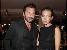 Laeticia hallyday est la veuve du célèbre chanteur français johnny hallyday décédé fin 2017. Epingle Sur News People