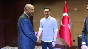 Cumhurbaşkanı recep tayyip erdoğan'ın davetine icabet edip fotoğraf çektirmesinden ötürü almanların hedef tahtasına oturttuğu i̇lkay gündoğan'ın başı beladan kurtulmuyor. Cumhurbaskani Erdogan Mesut Ozil Ilkay Gundogan Ve Cenk Tosun U Kabul Etti Londra Dailymotion Video