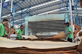 Kelebihan plywood / triplek adalah karena daya tahannya terhadap penyusutan kayu dan ukuran panjang lebar yang tidak mungkin didapatkan dari kayu solid pada posisi kualitas yang sama. Infopublik Pembuatan Plywood