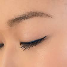 The crease of your eyelids isn't visible with hooded eyes, making it harder to find lashes that work. 4 Amazing Makeup Tricks For Monolids That Will Brighten Eyes